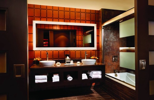 Downtown Las Vegas Resort | Discover Golden Nugget Las Vegas Hotel & Casino: 4-Star Escape