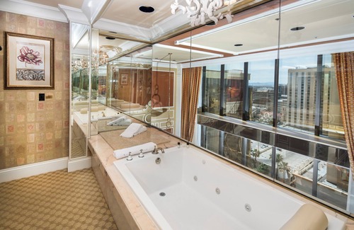 Downtown Las Vegas Resort | Discover Golden Nugget Las Vegas Hotel & Casino: 4-Star Escape