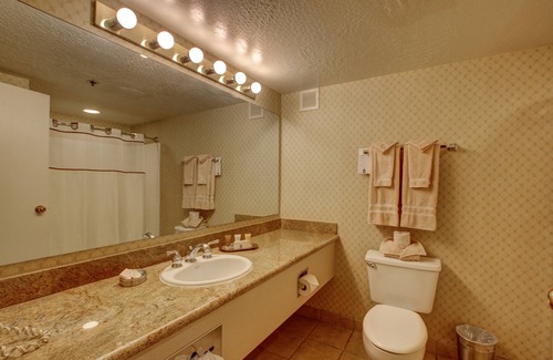 Laughlin Resort | Relax at Golden Nugget Laughlin with Pool and Spa Access