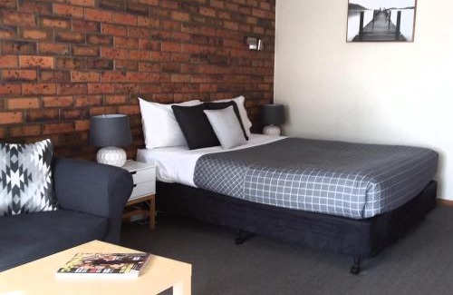 Grovedale Hotel | Discover Golden Palms Motel: Family-Friendly & Accessible Stay