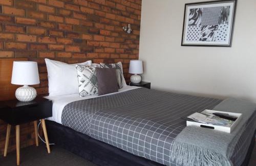 Grovedale Hotel | Discover Golden Palms Motel: Family-Friendly & Accessible Stay