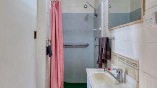 Peak Hill Hotel | Relaxing Getaway at Golden Peak Motel PeakHill with Ocean View