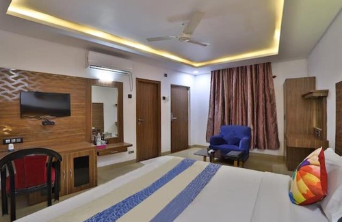 Khanvel Resort | Golden Pond Resort: Pet Friendly Escape with Pool & Breakfast