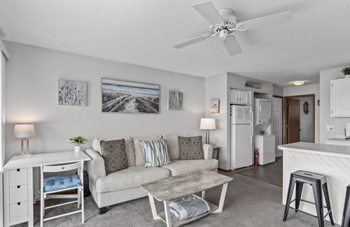 Osage Beach Condo | Golden Reef C-103: Enjoy Gorgeous Sunsets by the Pool