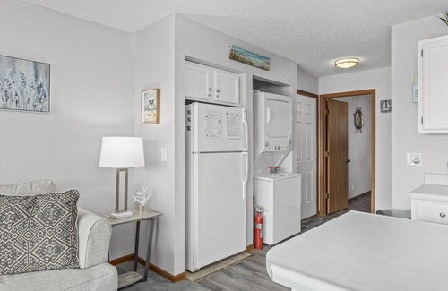 Osage Beach Condo | Golden Reef C-103: Enjoy Gorgeous Sunsets by the Pool