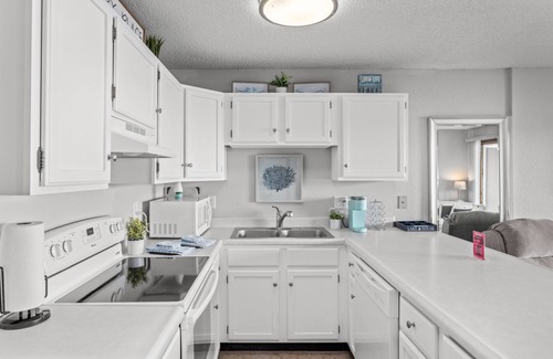 Osage Beach Condo | Golden Reef C-103: Enjoy Gorgeous Sunsets by the Pool