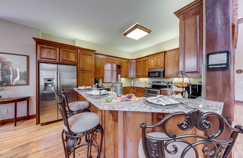 Helen House | Indulgent Golden Ridge Lodge: Pool, Spa & Family-Friendly Fun!
