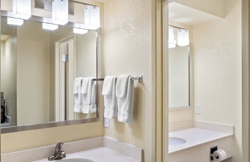 Harbor Hotel | Golden Sails Hotel: Relaxing Pool, Spa & Family-Friendly Stay