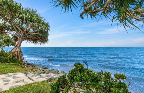 Beachmere House | Pet-Friendly Golden Sands at Beachmere with Ocean Views