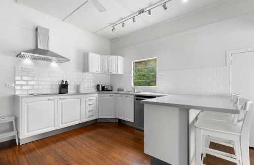 Beachmere House | Pet-Friendly Golden Sands at Beachmere with Ocean Views
