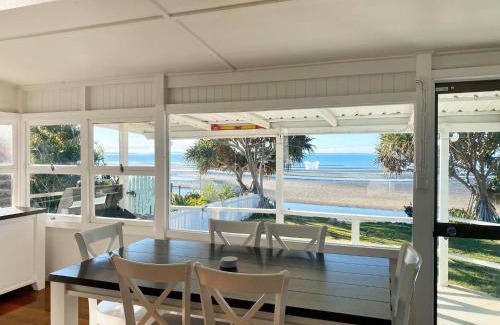 Beachmere House | Pet-Friendly Golden Sands at Beachmere with Ocean Views