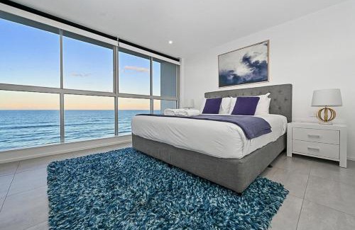 Main Beach Apartment | Beachfront Bliss at Golden Sands - Ideal for Family Getaways