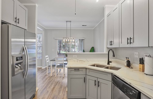 Naperville House | Golden! Sleeps 8/2.5 Bath Townhome