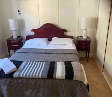 West Wyalong Apartment | Delightful Golden Street Cottage - Child Friendly Retreat