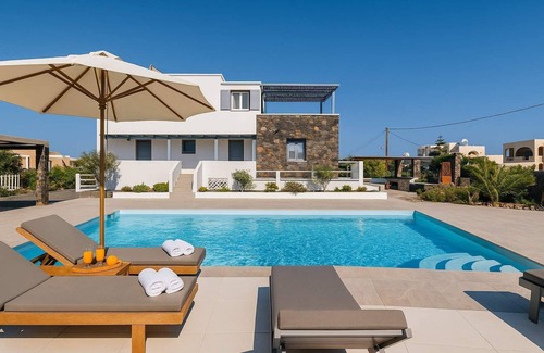 Agia Paraskevi House | Golden Sunrise Suites - Santorini Superior Suite