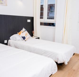 Torrejon de Ardoz House | Budget-Friendly Stay at Golden Torrejon with Hot Tub Access