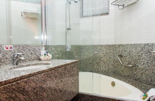 Pinheiros Hotel | Elegant Stay at Golden Tower Pinheiros with Pool & Breakfast