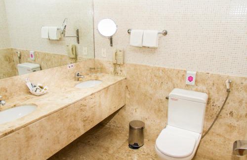 Pinheiros Hotel | Elegant Stay at Golden Tower Pinheiros with Pool & Breakfast