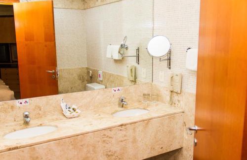 Pinheiros Hotel | Elegant Stay at Golden Tower Pinheiros with Pool & Breakfast