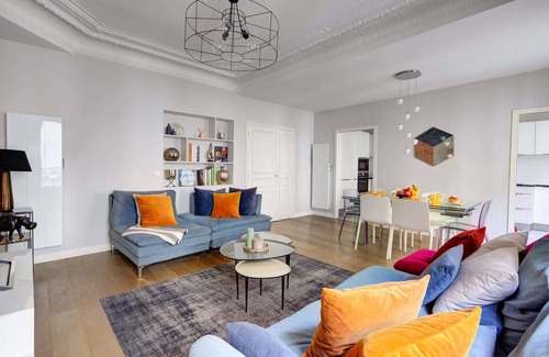 8th Arrondissement Apartment | Golden Triangle 3BR – Steps from Montaigne