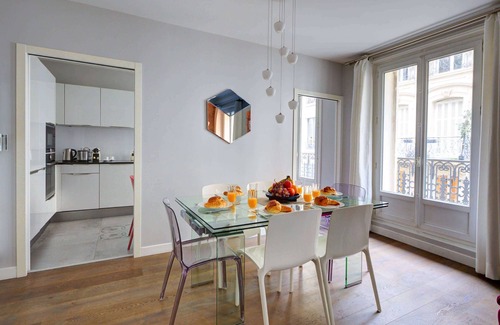 8th Arrondissement Apartment | Golden Triangle 3BR – Steps from Montaigne