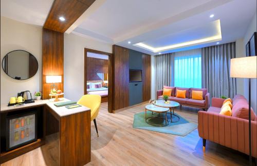 Taj Ganj Hotel | Elegant Golden Tulip Agra: Pool, Ocean View & Spa Retreat