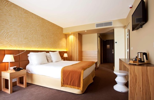 Montfavet Hotel | Discover Hôtel Paradou Avignon Sud: Pool, Spa & Dining