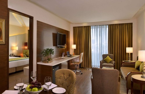 Auli Hotel | Premier Stay at Golden Tulip Lucknow with Pool & Dining