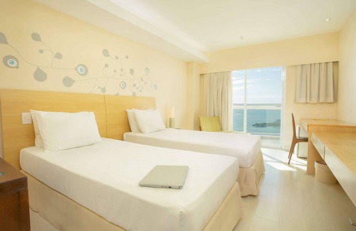 Macae Hotel | Relaxing Stay at Golden Tulip Macaé with Pool & Restaurant