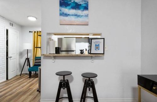 South Central Houston Apartment | Golden Vibes: 10/10 Rated, Family & Pet-Friendly Escape