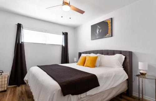 South Central Houston Apartment | Golden Vibes: 10/10 Rated, Family & Pet-Friendly Escape