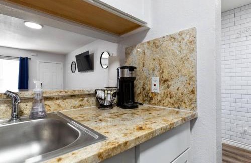 South Central Houston Apartment | Golden Vibes: 10/10 Rated, Family & Pet-Friendly Escape