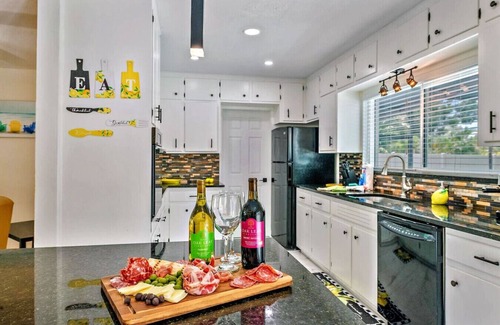 Bradenton House | Golden Vibes Fun for Everyone