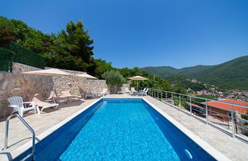 Zelenika Apartment | Top-Rated Golden View Apartments: Family-Friendly Retreat