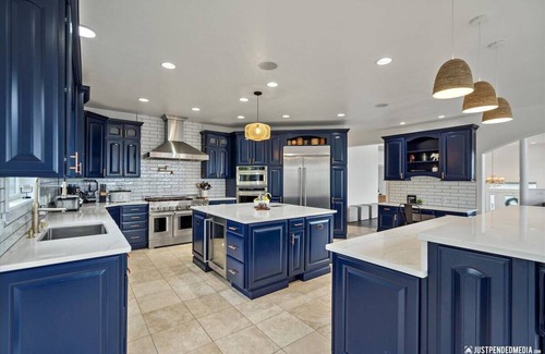 Rabbit Creek House | Golden View House: Relaxing Hot Tub & Breathtaking Views