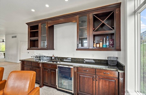 Rabbit Creek House | Golden View House: Relaxing Hot Tub & Breathtaking Views