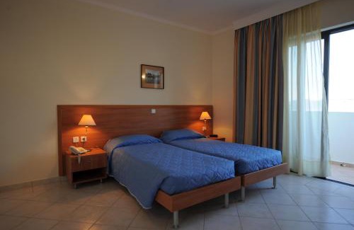 Vlicha Apartment | Coastal Escape at Golden View Studios with Oceanfront Pool