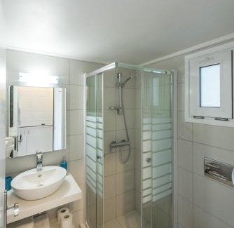 Vlicha Apartment | Coastal Escape at Golden View Studios with Oceanfront Pool