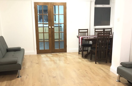 Hillingdon East House | Golden Villa: Family-Friendly 3-Bed House in Uxbridge