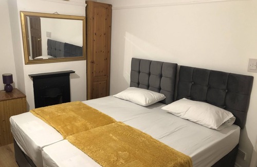 Hillingdon East House | Golden Villa: Family-Friendly 3-Bed House in Uxbridge