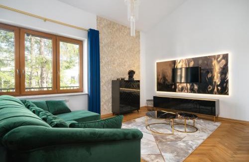 Saska Kepa Villa | Stylish Golden Villa Saska Kępa: Pet & Child Friendly Retreat