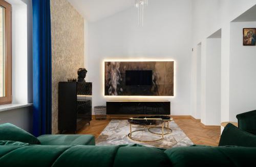 Saska Kepa Villa | Stylish Golden Villa Saska Kępa: Pet & Child Friendly Retreat