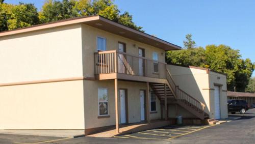 Junction City Hotel | Budget-Friendly Golden Wheat Inn in Junction City
