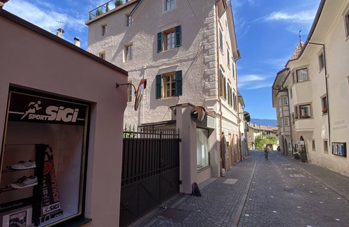 Caldaro Sulla Strada del Vino Apartment | Goldengel Suite: 60sqm with Rooftop Terrace and Amenities