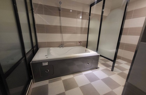 Gimhae Hotel | Discover GoldenRoot Hotel in Gimhae: Spa & Family Friendly
