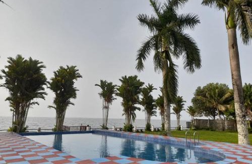 Kumarakom Resort | Relax at Doves Goldfield Lake Resort with Poolside Bliss
