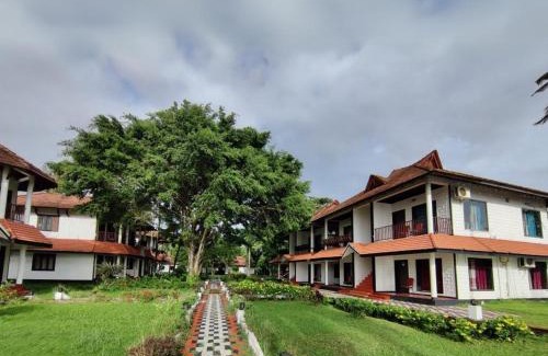 Kumarakom Resort | Relax at Doves Goldfield Lake Resort with Poolside Bliss