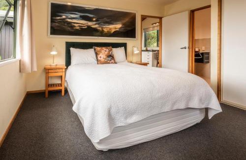 Greymouth Hotel | Experience Goldfield Suites: 4-Star Comfort with Hot Tub