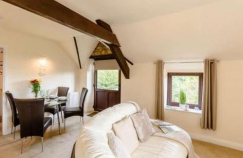 Newton-on-Rawcliffe House | Enchanting Goldfinch Cottage: Pet-Friendly & Poolside Retreat