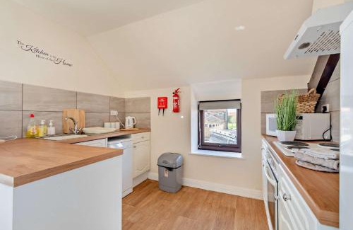 Newton-on-Rawcliffe House | Enchanting Goldfinch Cottage: Pet-Friendly & Poolside Retreat
